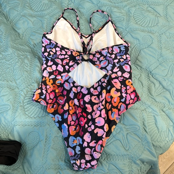 Cupshe Swimsuit - Picture 4 of 5